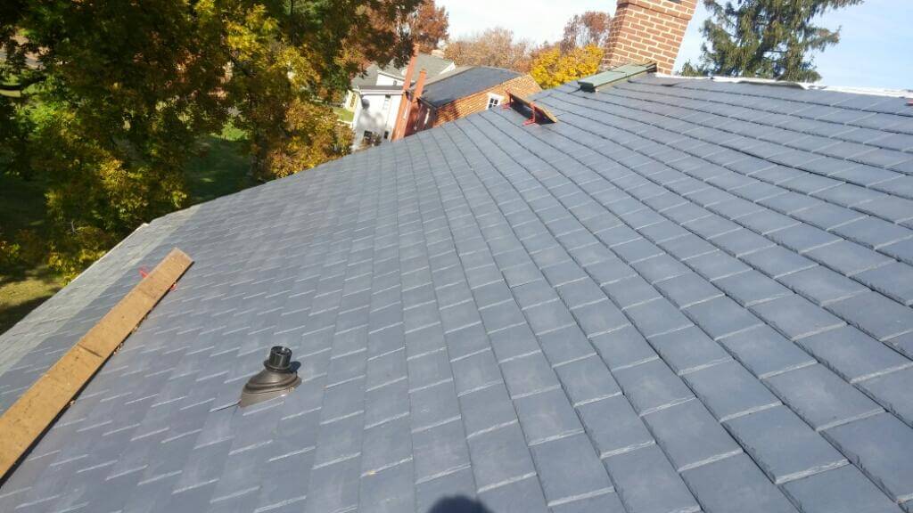Slanting roof with gray shingles